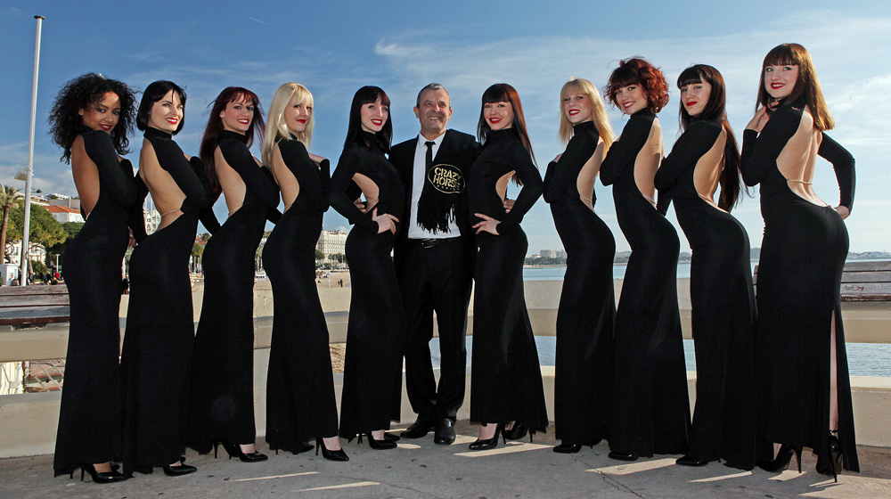 Bernard Oheix et les filles du Crazy Horse Paris